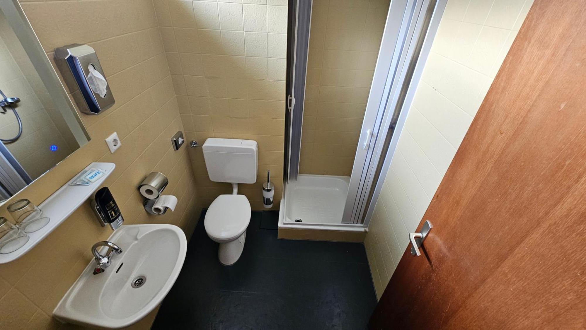 Kenner Treff Hotell Exteriör bild